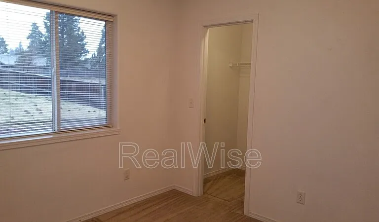 933 NE Hidden Valley Dr — Photo 11