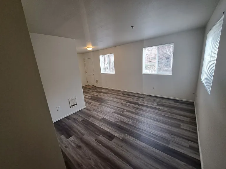 1015 SE 4th St #10 — Photo 5