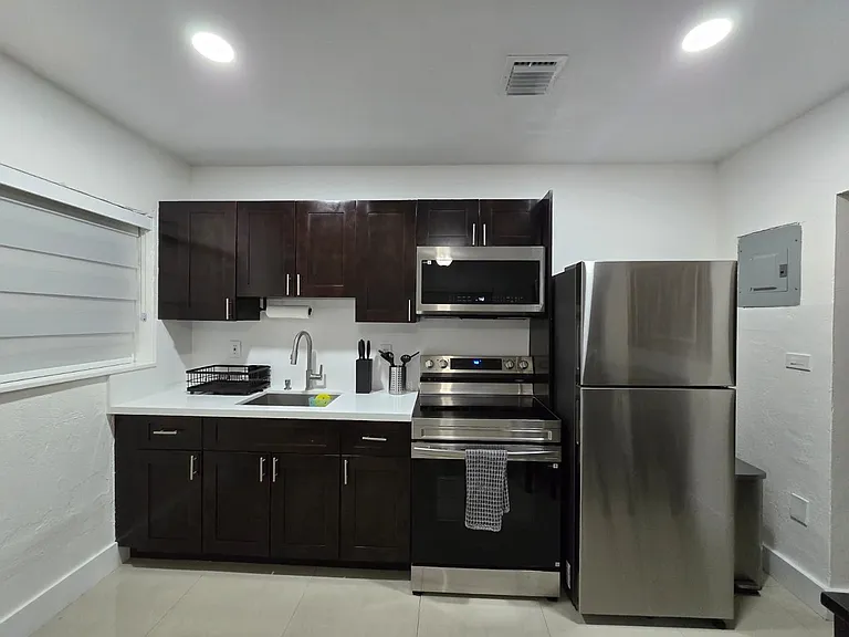 1273 NW 24th St #2 — Photo 6