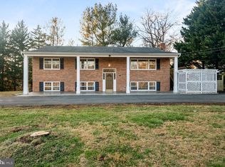 912 Walker Rd, Great Falls, VA 22066