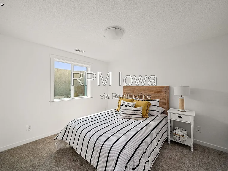 385 NW Ashley Ave — Photo 16