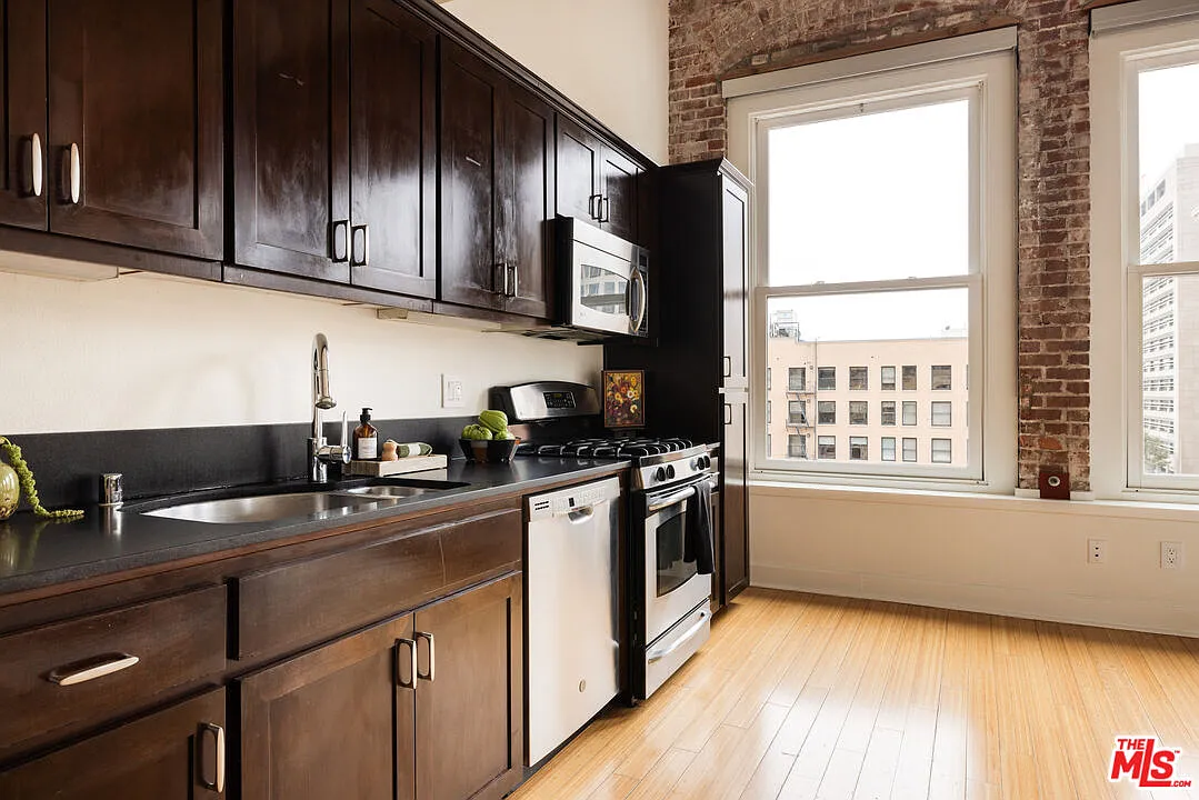 1 bed, 1.0 bath, 1210 sqft, $3,700 — Photo 3