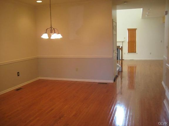 3rd image of 17 Cobblestone Dr