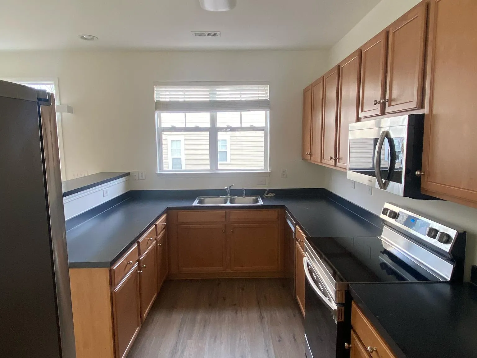 3 bed, 1898 sqft, $2,200 — Photo 3