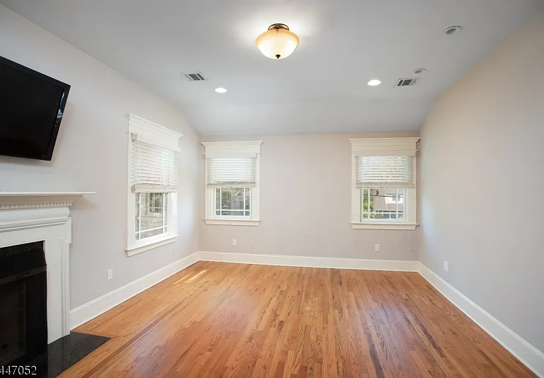 30 Gates Ave — Photo 16