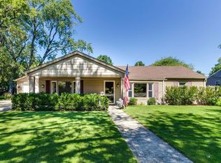 210 Woodlawn Dr, Mundelein, IL