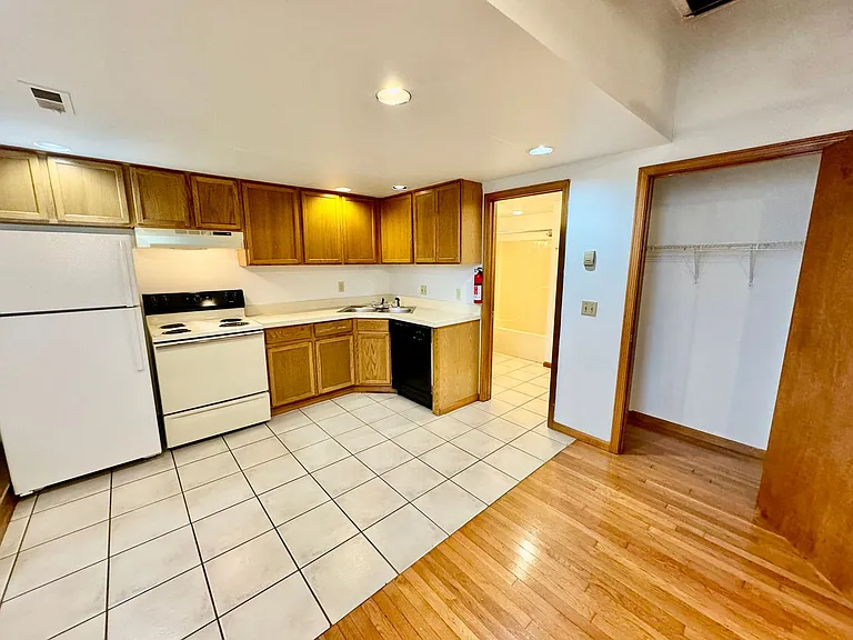 400 Perrin St — Photo 5