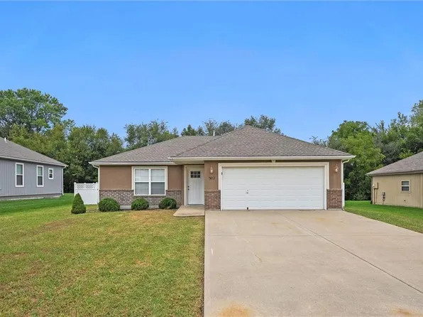 302 E Olive St, Raymore, MO 64083