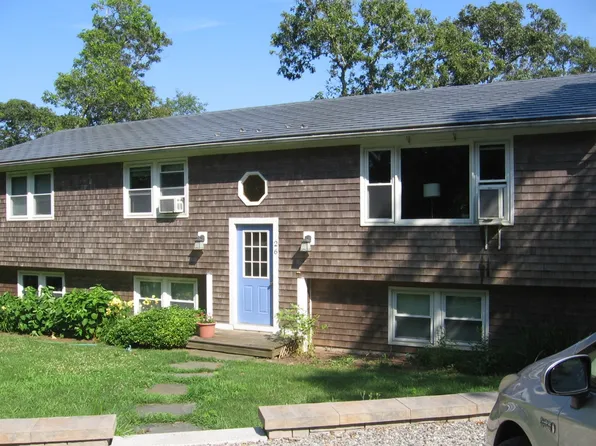 26 Waverly St, Tisbury, MA 02568