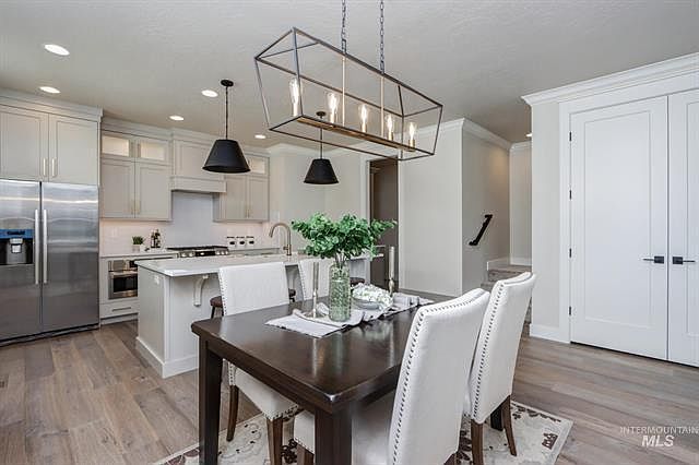 Kitchen dining room area