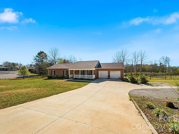 3rd image of 976 Amherst Rd