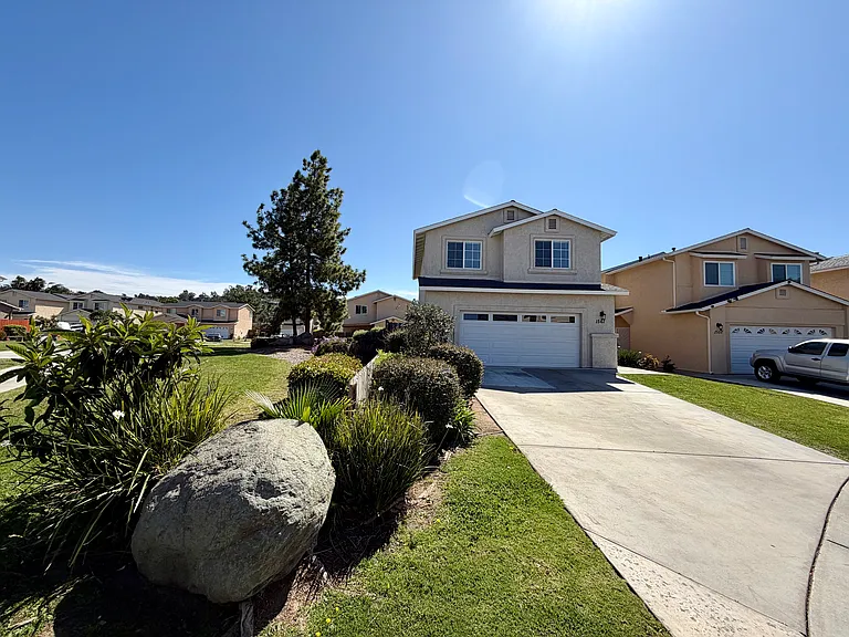 1561 Rebecca Ln — Photo 3