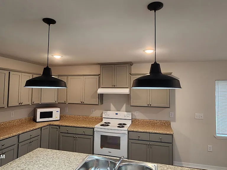 802 E Jasmine Rd — Photo 3