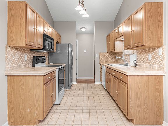 3rd image of 785 Graftons Mill Ln