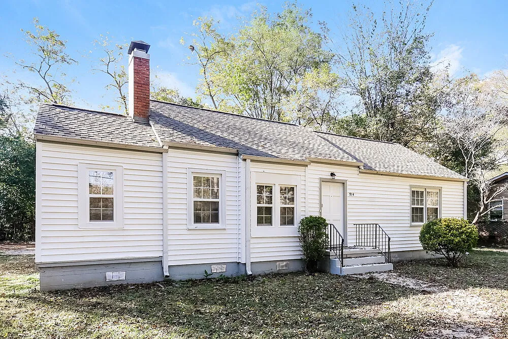 3 bed, 1.0 bath, 1171 sqft, $1,740 — Photo 3