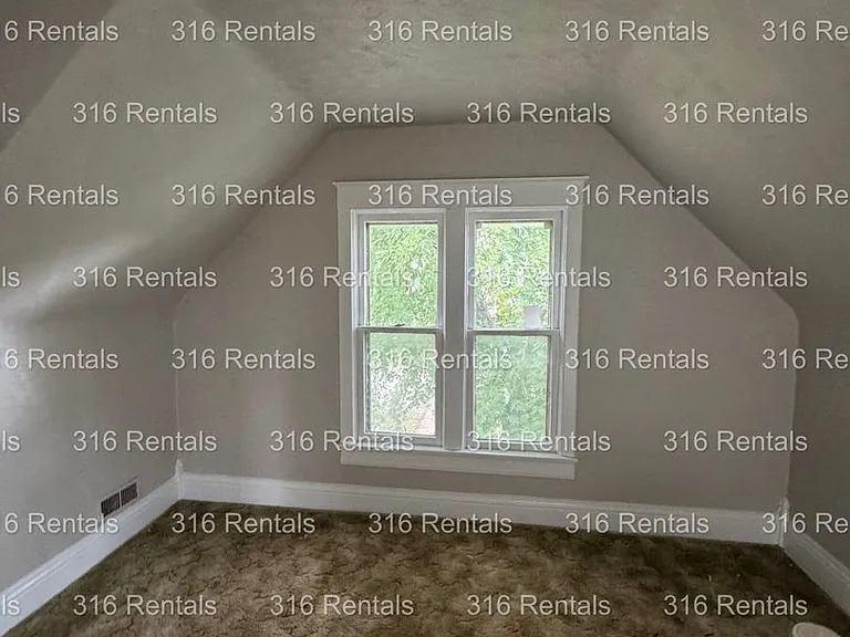 425 E 3rd St — Photo 7