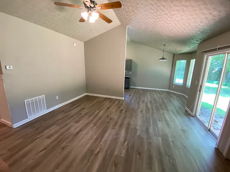 1810 Killarney Dr SW — Photo 8