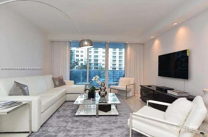 Roney Palace Condo — Photo 2