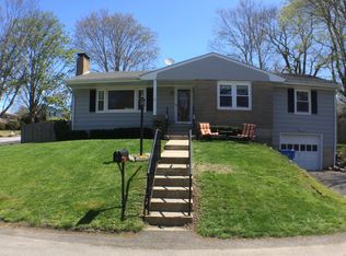 2 Concord Dr, Middletown, RI 02842