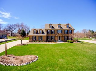 W263N2823 Coachman Dr, Pewaukee, WI 53072