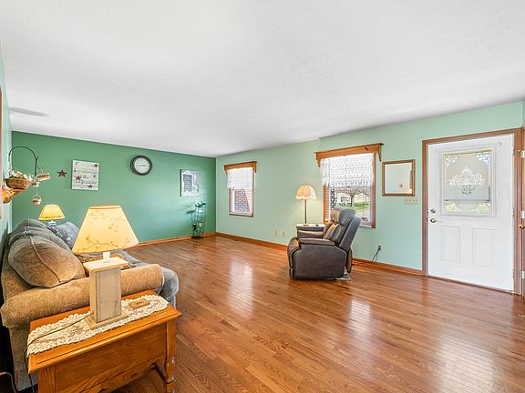 3rd image of 416 Hedge Ct W