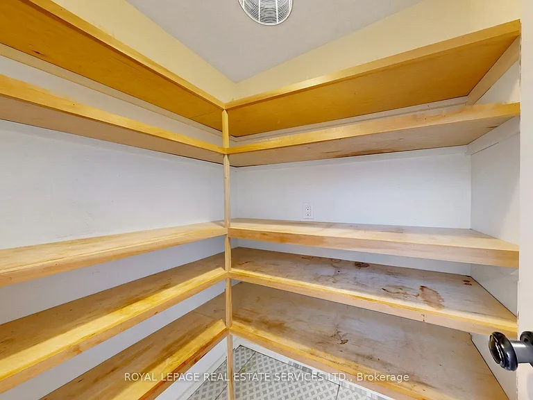 255 Oakwood Cres — Photo 19