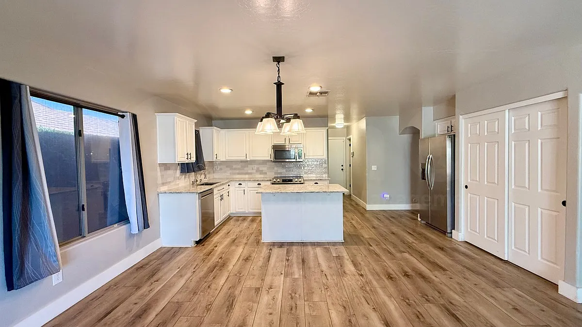 5 bed, 2.5 bath, 2407 sqft, $3,099 — Photo 4