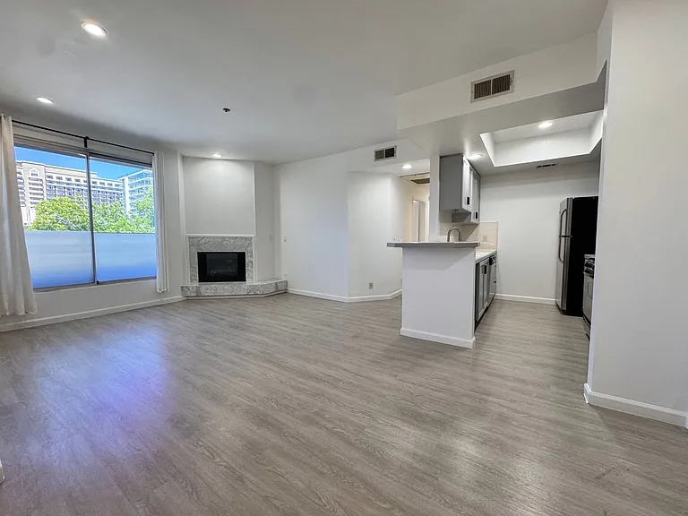 8915 Burton Way — Photo 7