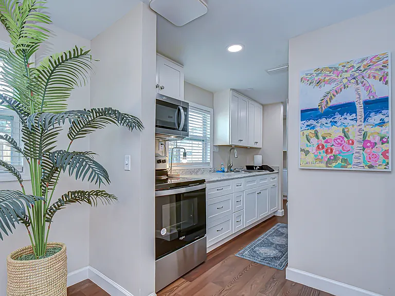 the galley kitchen seperates the two bedrooms
