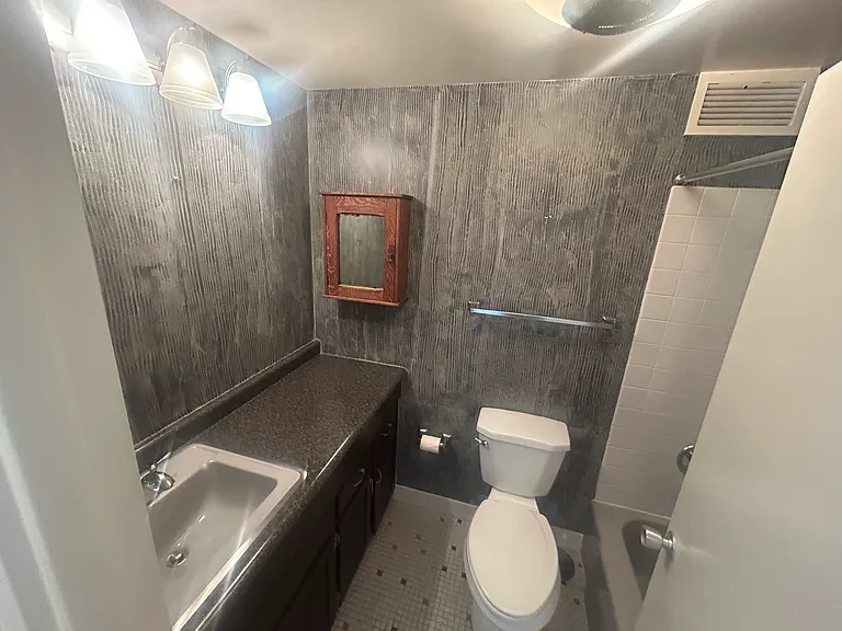 333 W Meyer Blvd — Photo 9