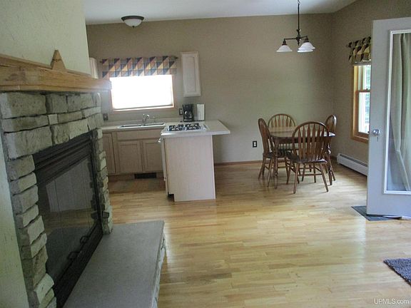 4th image of 18418 Lakeshore Dr