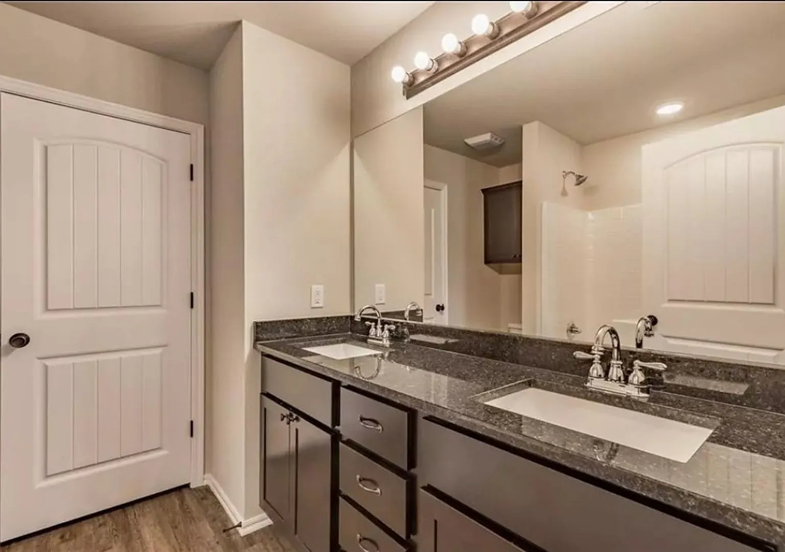 Modern finishes, low traffic cul-de-sac, walking track, walk to downtown Edmond events! — Photo 4