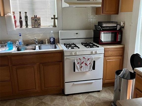 3rd image of 1026 Lakeview Dr