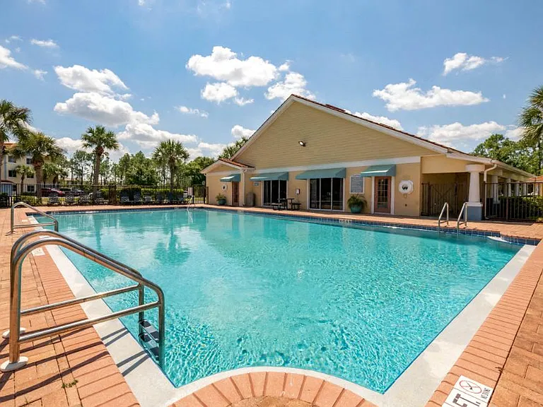 Tuscan Isle Apartments — Photo 4