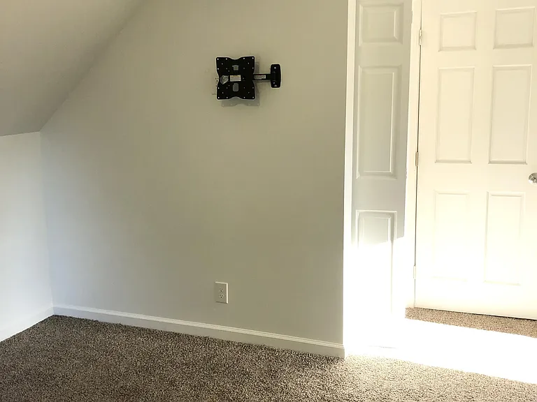 Room D $850 per month