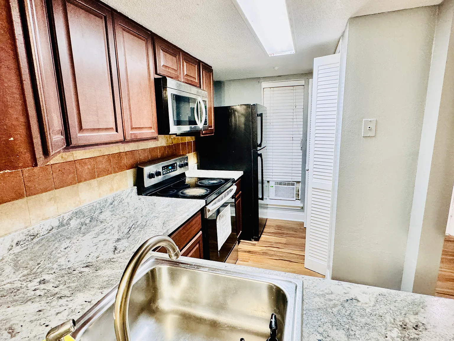 2 bed, 1000 sqft, $1,350 — Photo 3