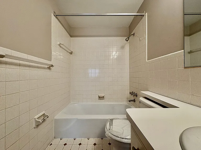 Camelot Village Apartments — Photo 34