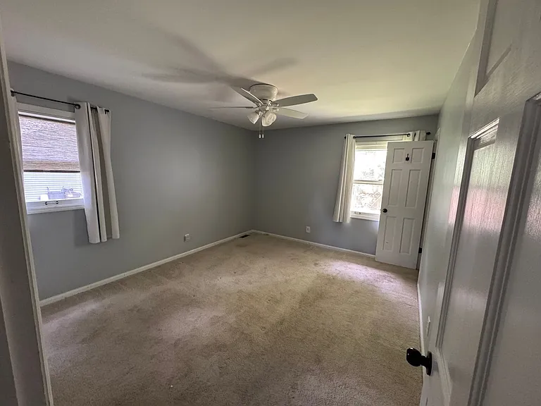 209 W Royal Dr — Photo 8