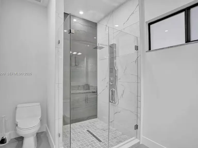 1930 SW 36th Ave — Photo 17