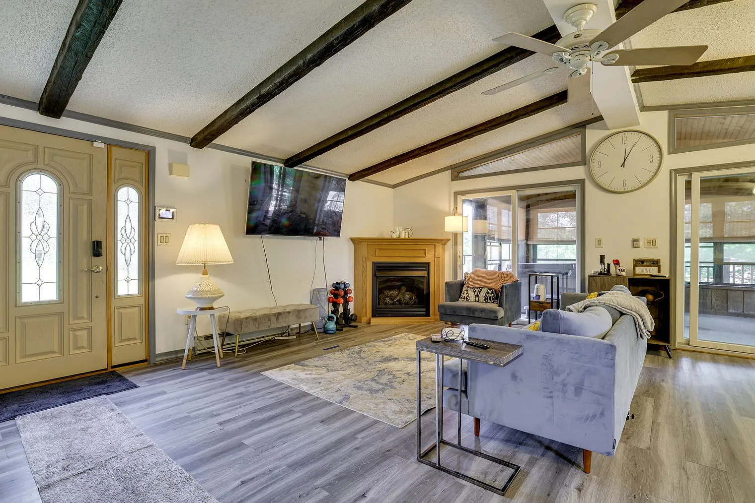 3 bed, 1.0 bath, 1054 sqft, $2,715 — Photo 2