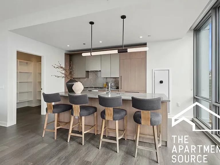 164 N Peoria St #2.5 — Photo 2