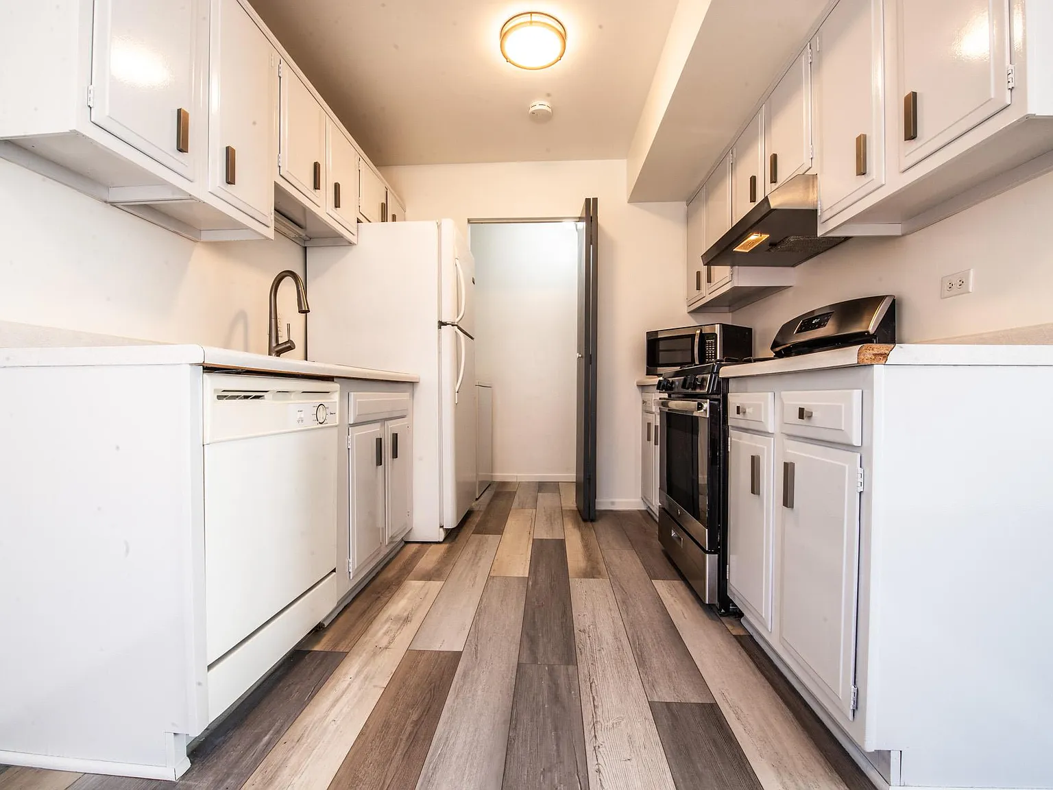 2 bed, 1100 sqft, $1,850 — Photo 2