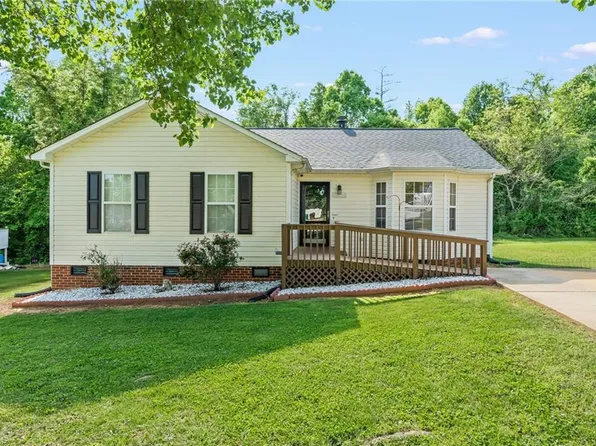 822 Central Ct, High Point, NC 27260