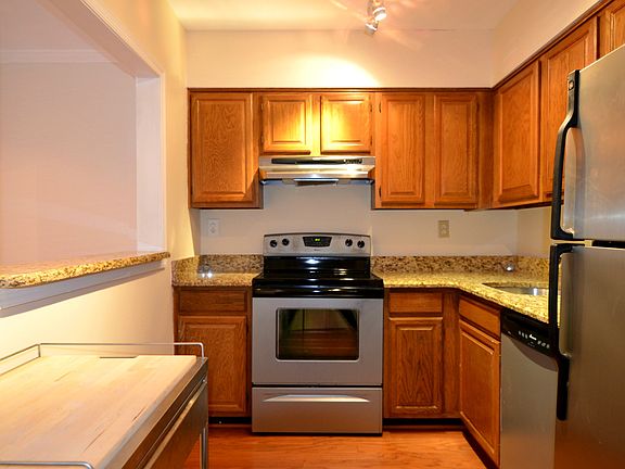 3rd image of 2508 Fairfax Dr #B
