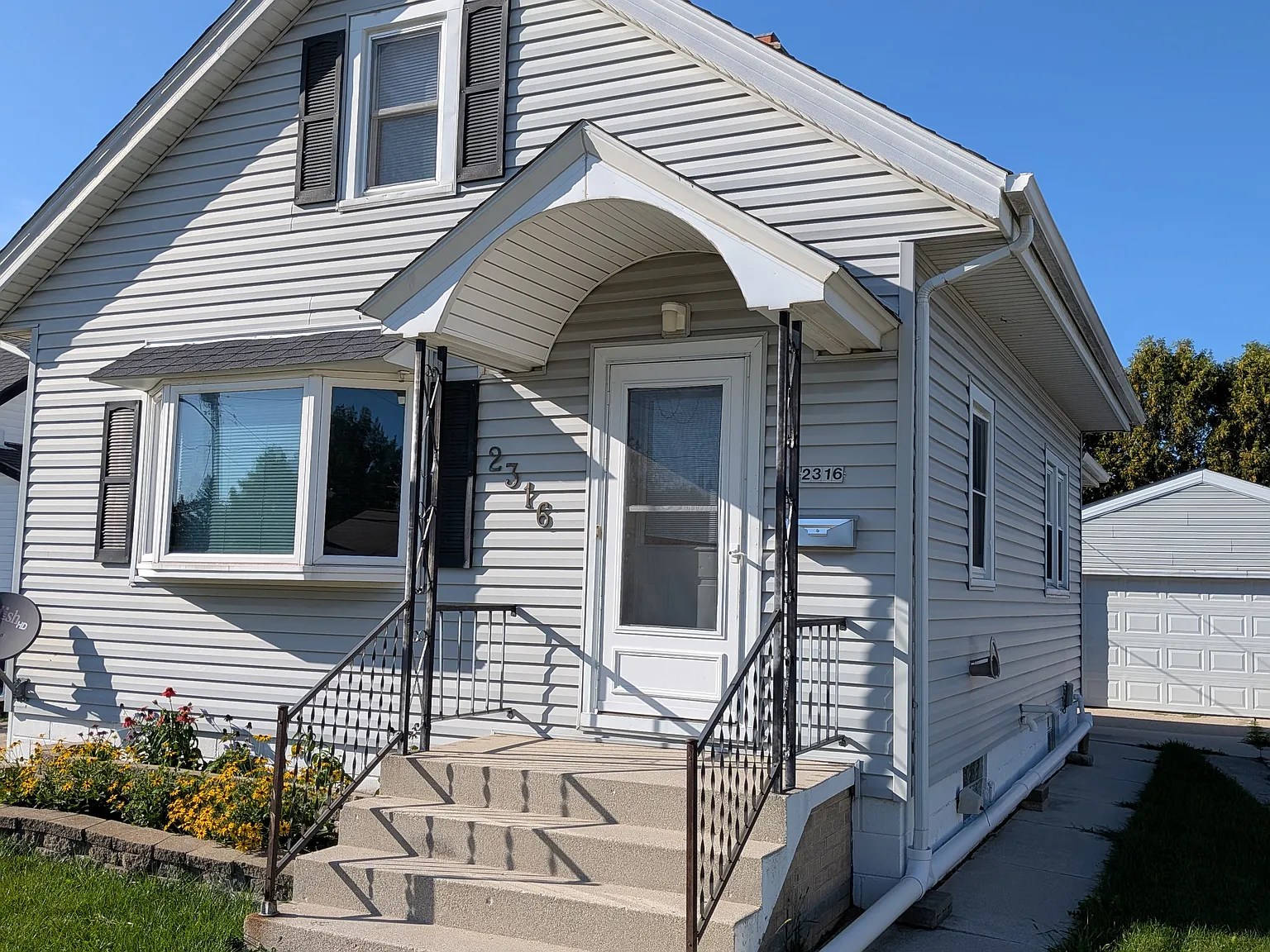 3 bed, 1030 sqft, $1,900 — Photo 1