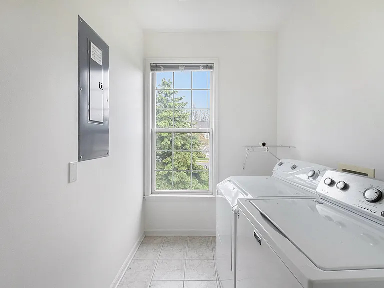 2925 N Knightsbridge Cir — Photo 32
