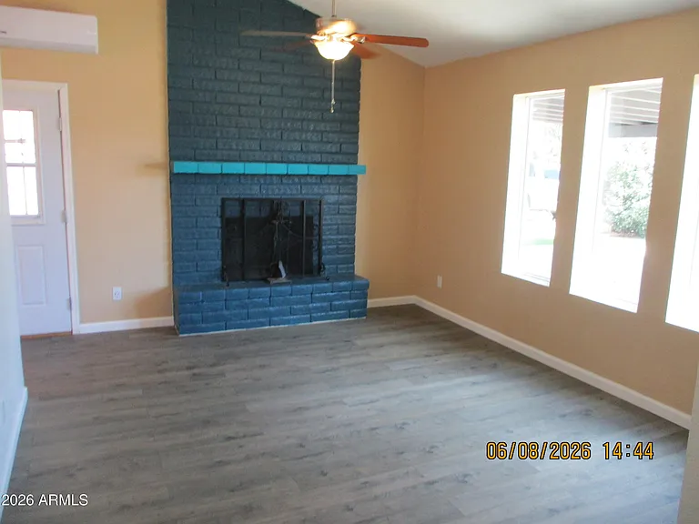 201 Meadows Dr — Photo 2