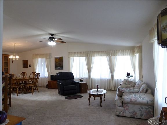 Big spacious well lit living and dining rooms. Perfect for entertaining.