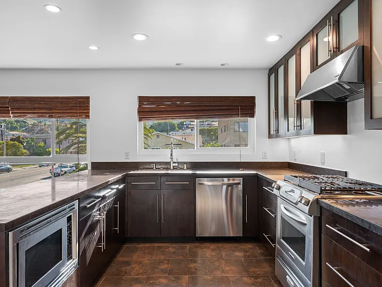 1380 W 9th St — Photo 30