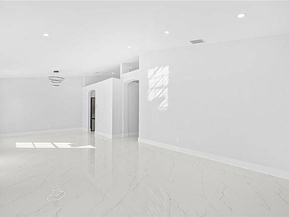 5th image of 343 NE 25th Ter